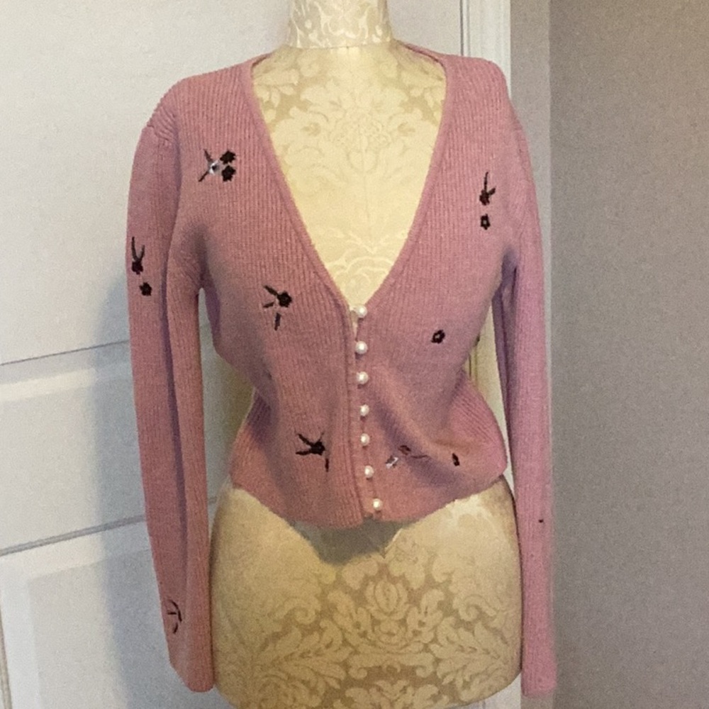 Gran Oriente L jr long sleeve button up sweater w/ pearl and pink w/ flowers